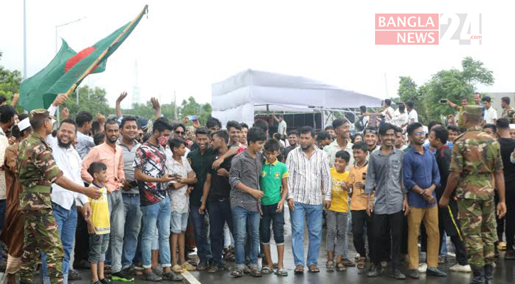 পদ্মা সেতু দেখতে মাওয়া প্রান্তে উৎসুক জনতার ভিড়